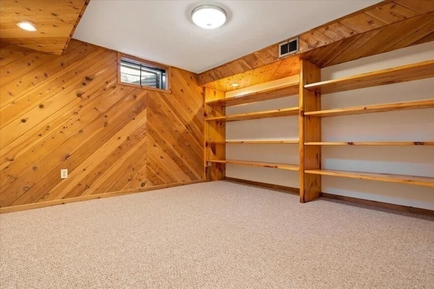 Building Photo - 16 King Philip Trl