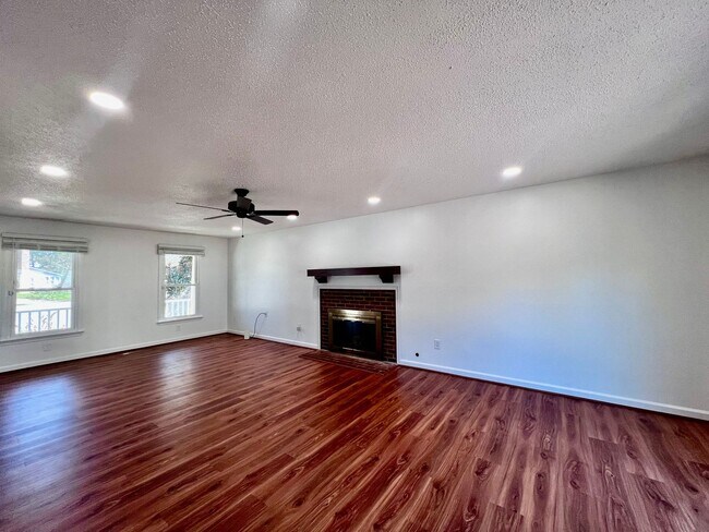Building Photo - Beautiful home in the desirable Wellington...