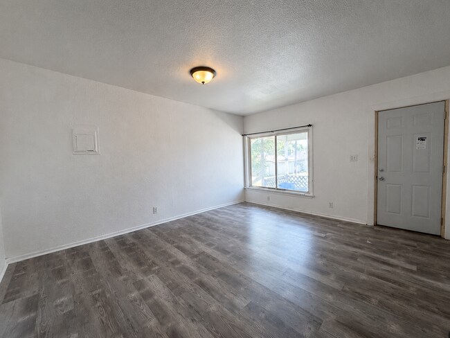 Building Photo - 620 Lake Ave W