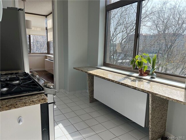 Building Photo - 35 N Chatsworth Ave