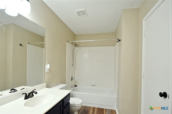 Building Photo - 744 Pinehurst Dr