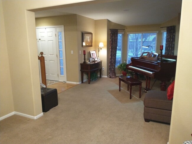 Building Photo - Beautiful 4 Bed 2.5 Bath + High Quality Up...