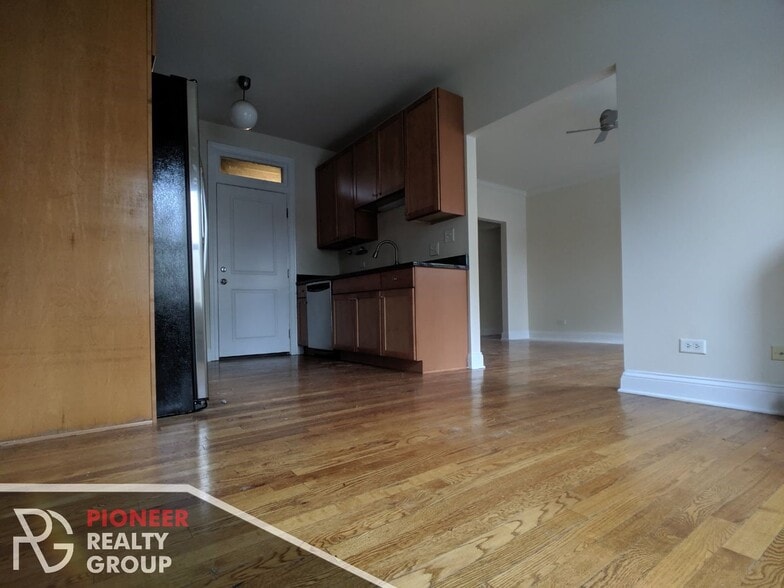 Building Photo - 736 W Addison St