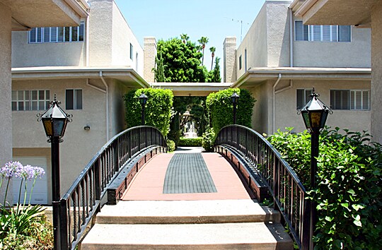 Building Photo - 5266 Lindley Ave