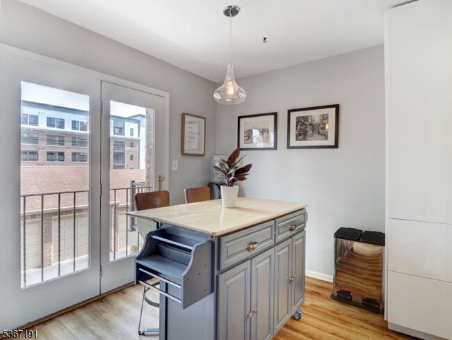 Building Photo - 65 Mews Ln