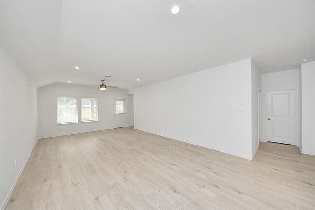 Building Photo - 5038 Balcolm Dr