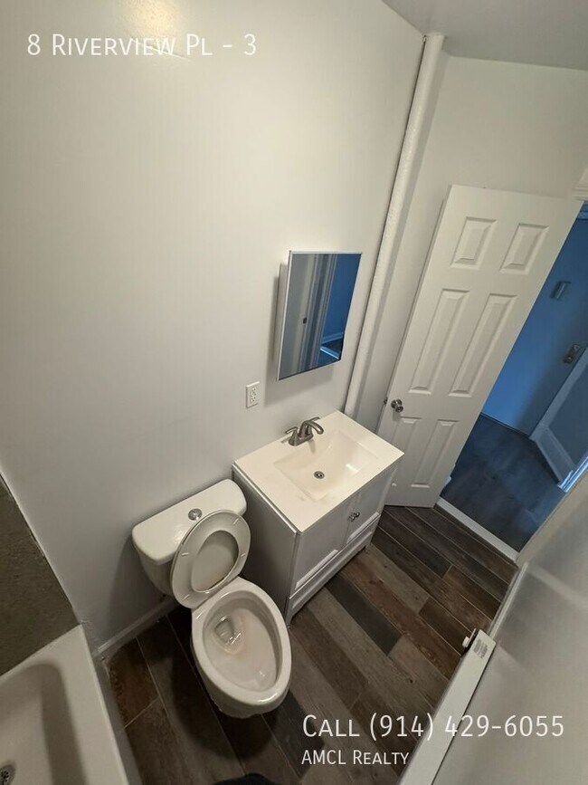 Building Photo - 8 Riverview Pl
