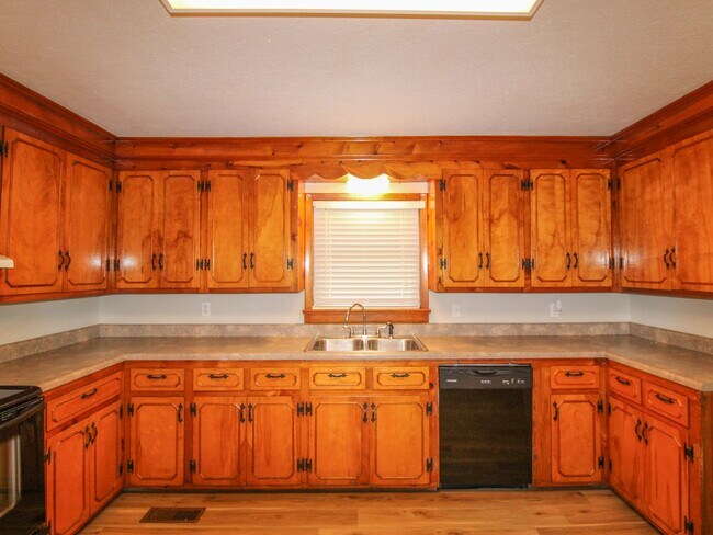 Building Photo - Well maintained brick home in a fantastic location!