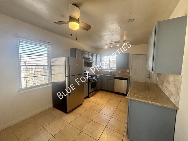 Building Photo - 925 E Adams St