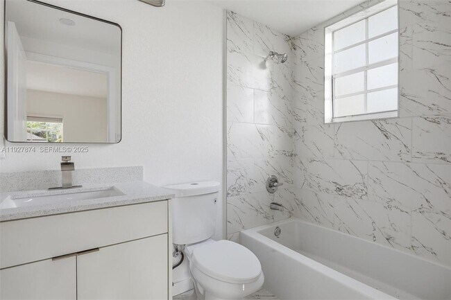 Building Photo - 465 NE 165th St