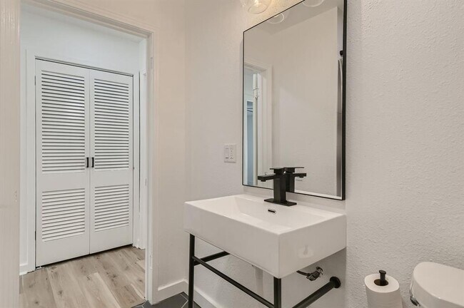 Building Photo - 902 Hackberry St