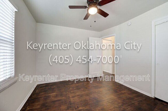 Building Photo - 4913 N Willow Ave