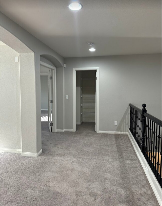 Building Photo - Large Stunning 5 Bedroom Home in the South...