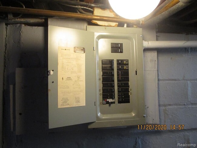 Building Photo - 160 Roehrig St