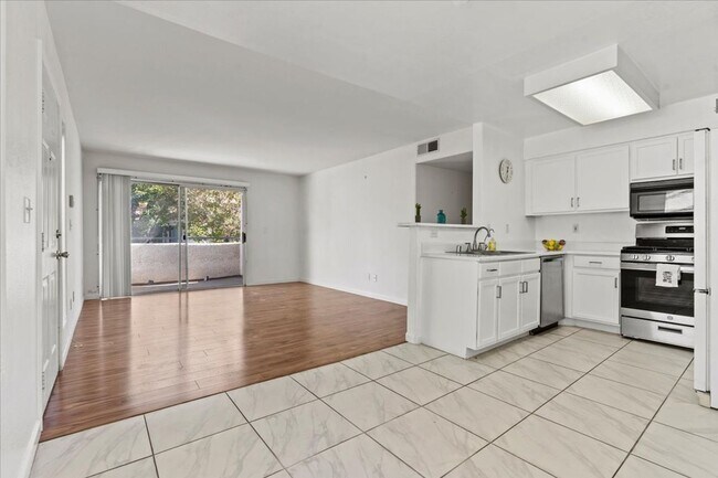 Building Photo - Bright, Modern 2 Bedroom Upstairs Condo, Community Pool, Gated, Covered Parking