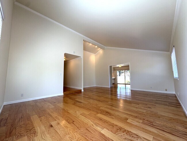 Building Photo - Charming Updated 2-Bedroom Home in Prime L...