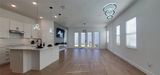 Building Photo - 736 YUKON Ln