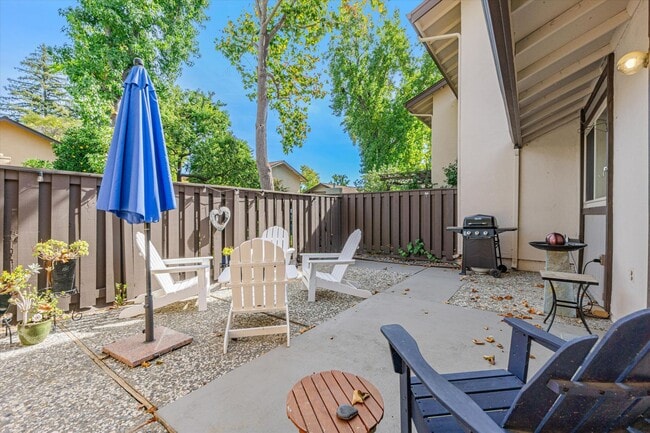 Building Photo - Freshly Renovated, End Unit Town-House Ava...