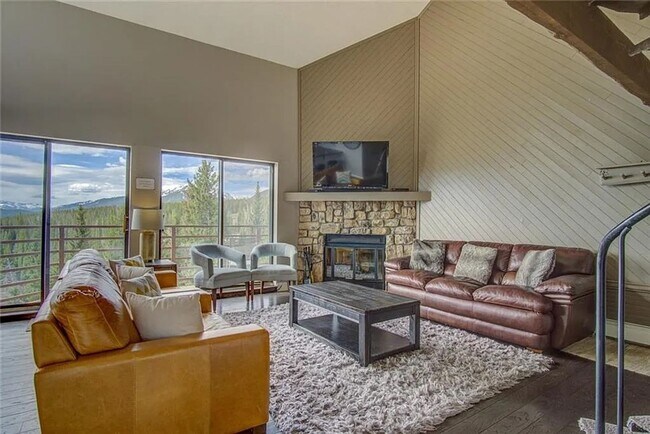 Building Photo - Buffalo Ridge - Spacious unit with Wifi, Covered Parking & Clubhouse