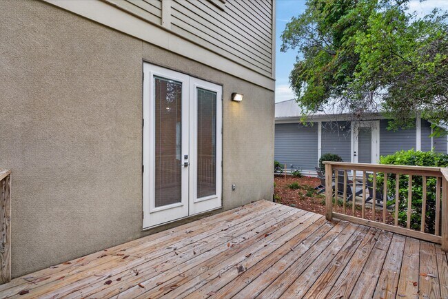 Building Photo - 2019 Pine Island Cir