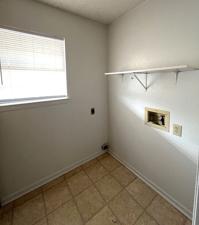 Building Photo - 1705 Leader Dr
