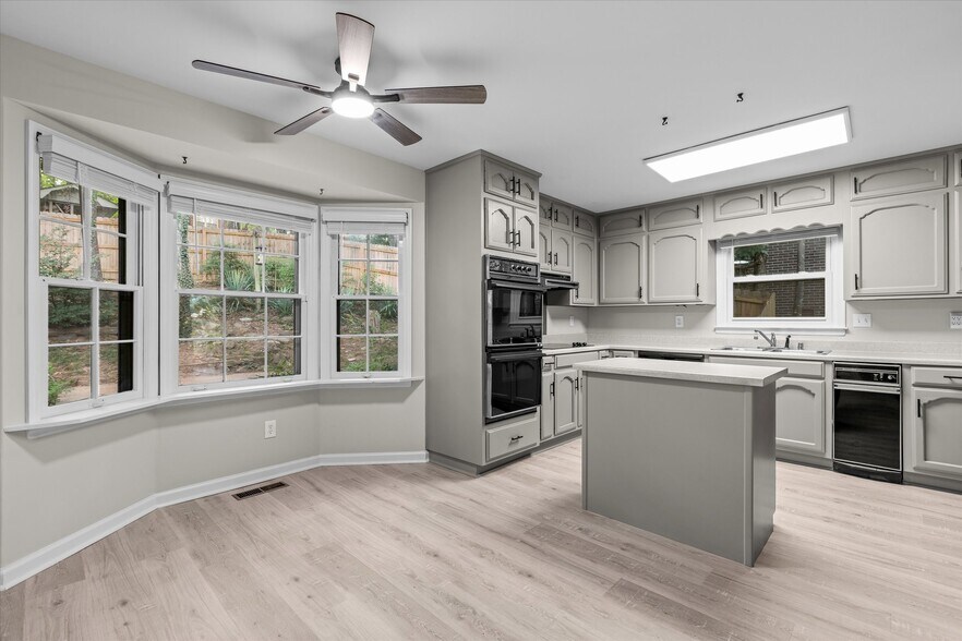 Building Photo - 1305 Hiwan Trail SE