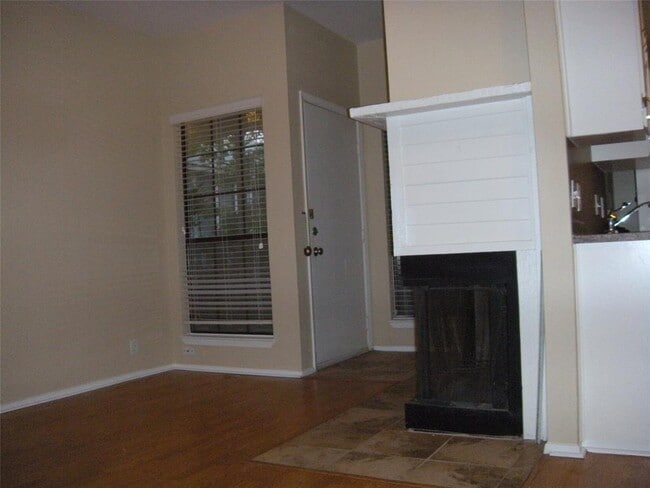 Building Photo - 303 W 35th St