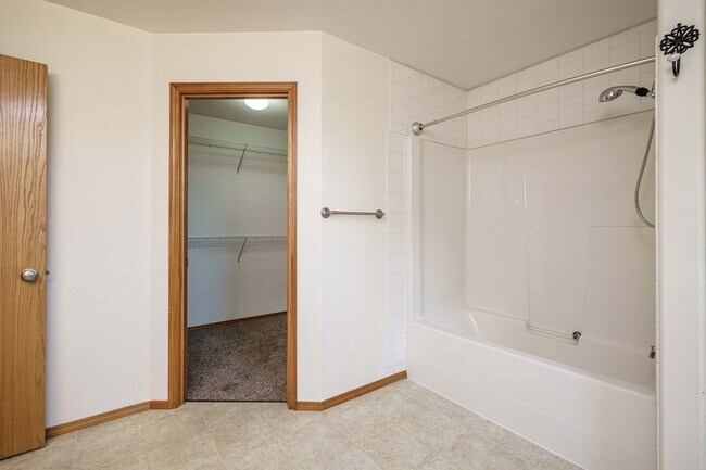 Building Photo - 3 bedroom 2.5 Bath - On Dead End Street - Low Maintenance Fenced Yard - Community Center with Swi...