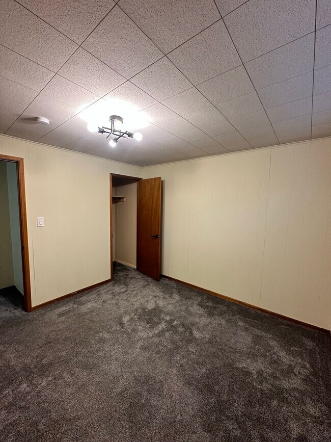 Building Photo - Large 4 Bed, 2 Bath House Available For Rent*