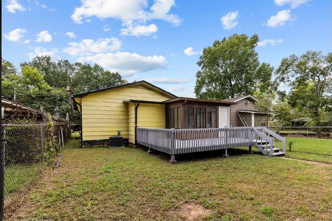 Building Photo - Cozy and Beautifully Renovated 3 Bedroom 2...