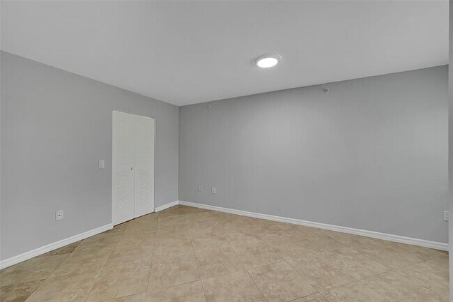 Building Photo - 5005 Wiles Rd