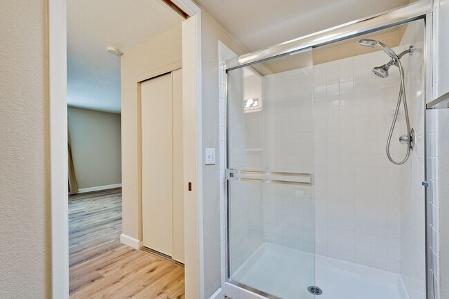 Building Photo - Welcome Home!!! - Modern and Spacious Gem! Townhouse with 2 Primary Bedrooms, Nice balcony, In re...