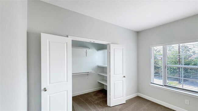 Building Photo - 1126 W 26th St