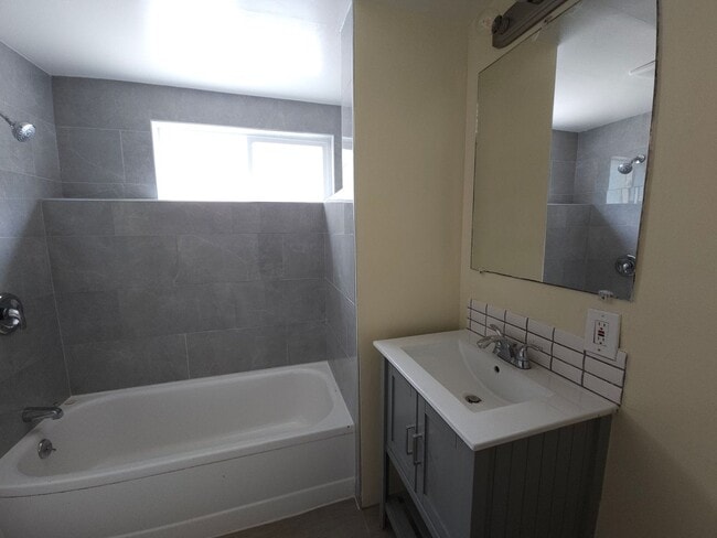Building Photo - Large 5 bedroom 2 bath Split Level House w...