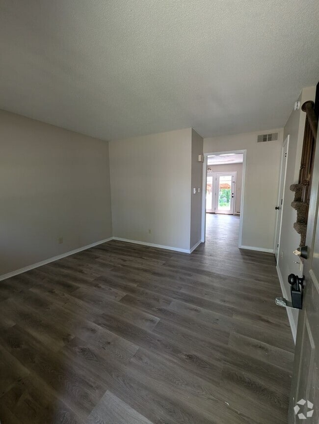 Building Photo - 2 Bedroom/1.5 Bathroom Townhouse in South ...