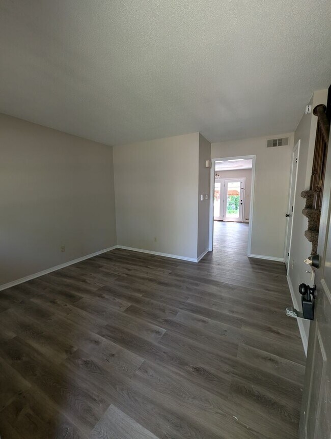 Building Photo - 2 Bedroom/1.5 Bathroom Townhouse in South ...
