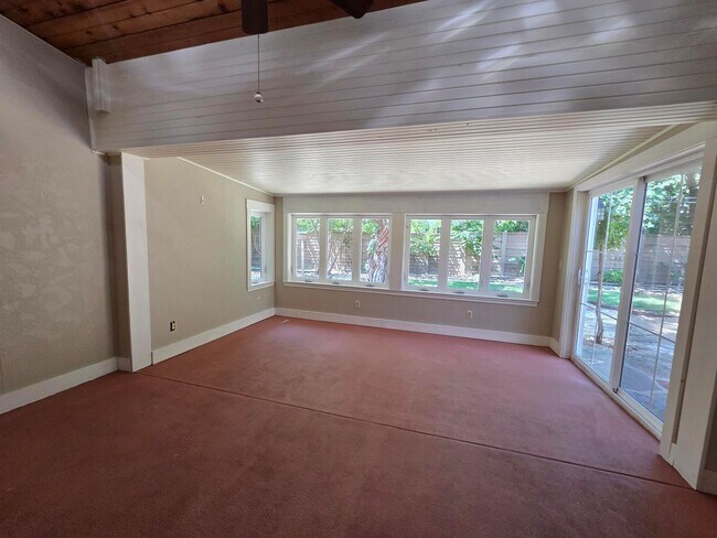 Building Photo - FOR LEASE!! Great location!