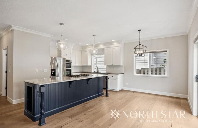 Building Photo - Westlake Traditional with Private, Level B...