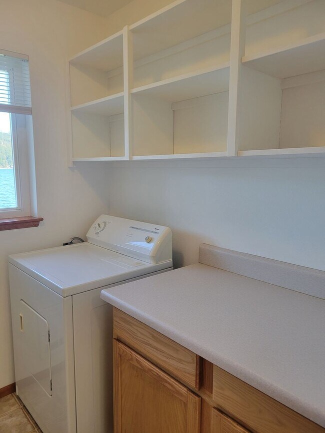 Building Photo - ***PENDING APPLICATION***2 Bed, 1 Bath Beachfront Home For Rent with Stunning Water Views Near Di...