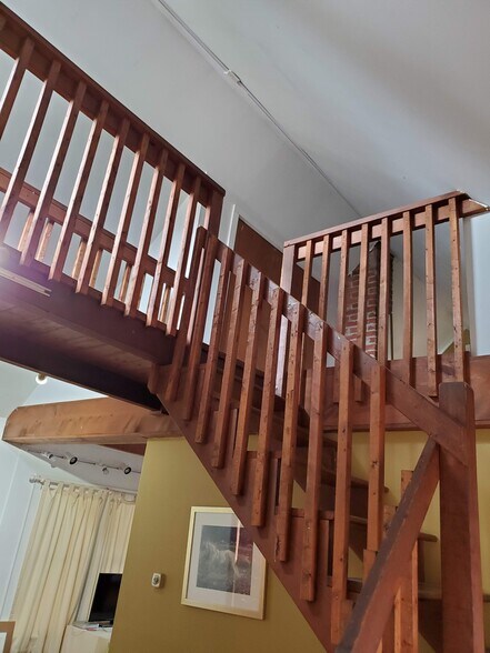 Building Photo - 1046 E Broadway