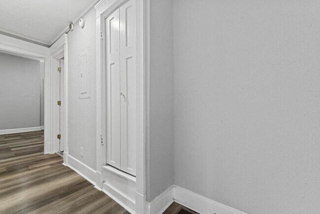 Building Photo - 621 E Main St