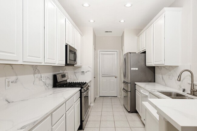 Building Photo - 102 Blue Creek Pl