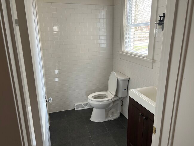 Bath 1 - 600 Fisher Ave