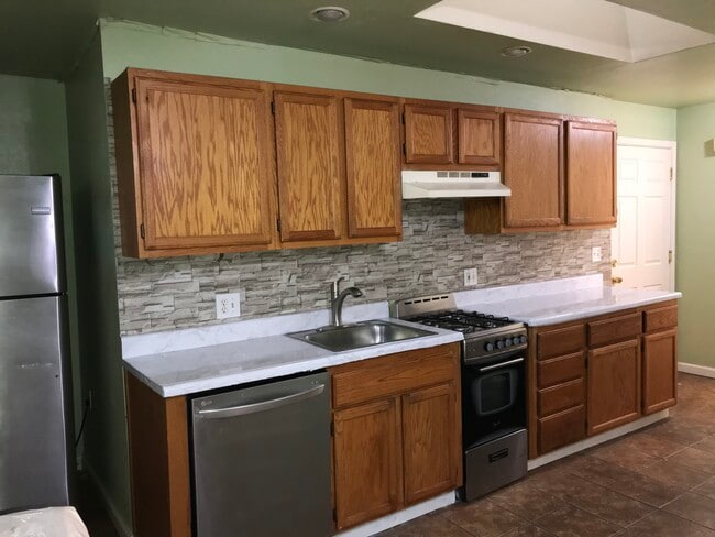 Building Photo - 852 Kellogg Ave