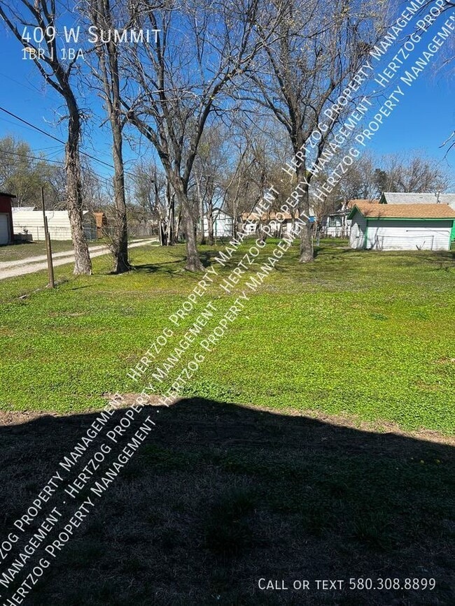 Building Photo - 409 W Summit-