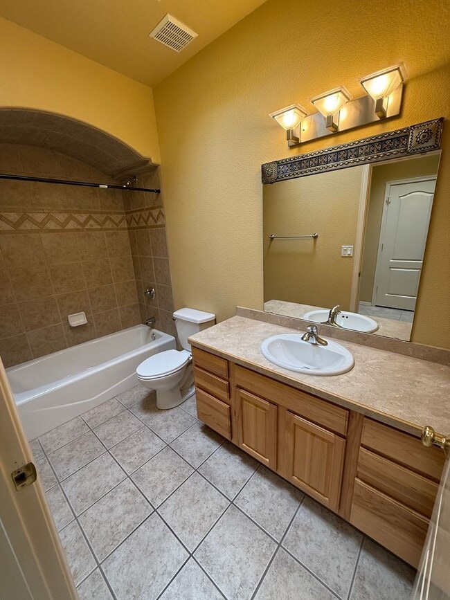 Building Photo - Beautiful 3 Bedroom Home! Available Now!