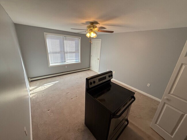 Building Photo - 570 Montgomery St