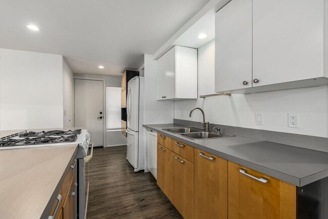 Building Photo - Garfield District 2 Bedroom Townhome | Patio & In-Unit Laundry | Free Rent