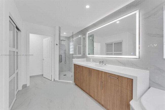 Building Photo - 420 Montclaire Dr