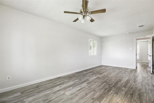 Building Photo - 1800 Cameo Dr